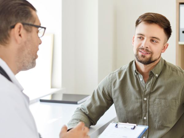 A client and doctor discuss addiction rehab with detox