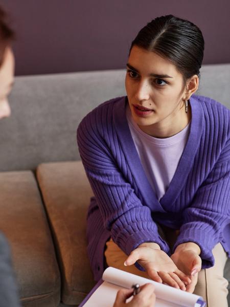 A young woman talks to her mental health therapist